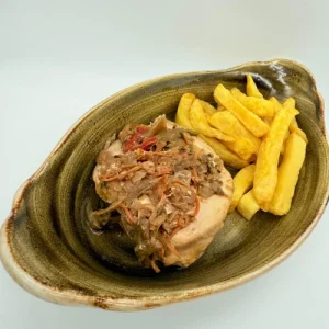 Pechuga de pollo guisada con verduras en escabeche