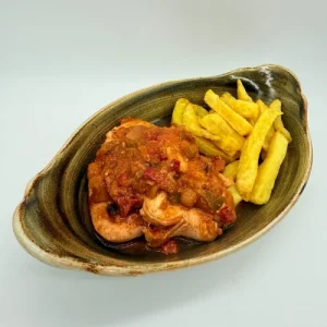 Pechuga de pollo guisada con verduras