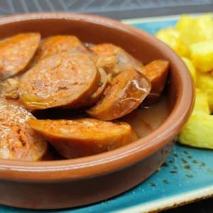 Chorizo a la sidra con patatas