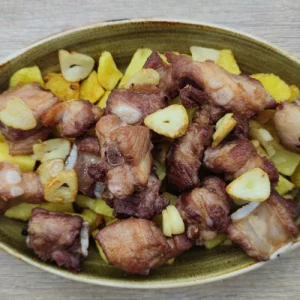 Costillas al ajillo con patatas