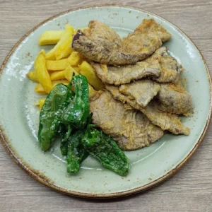 Escalopines de ternera Asturiana al cabrales con patatas