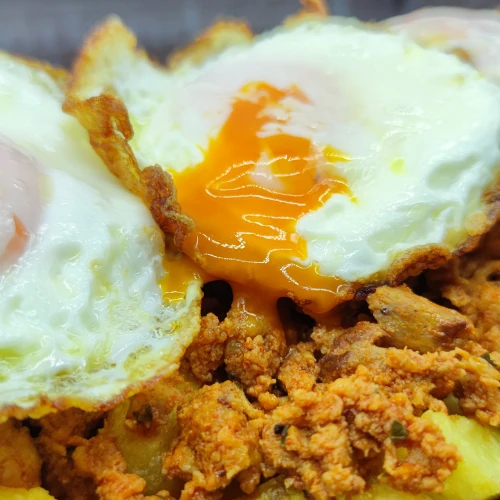 lacomtienda-nuevo-huevos-rotos-con-picadillo