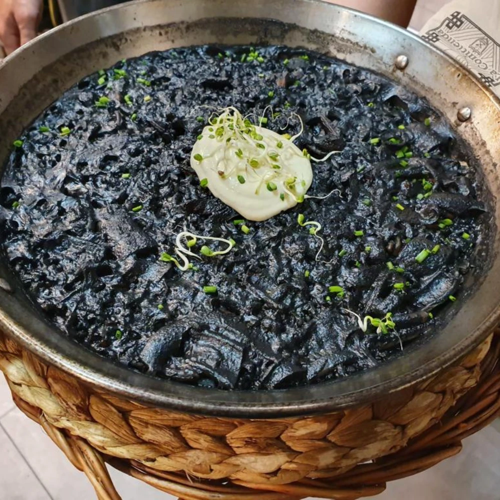 arroz-negro-con-alioli-la-comtienda